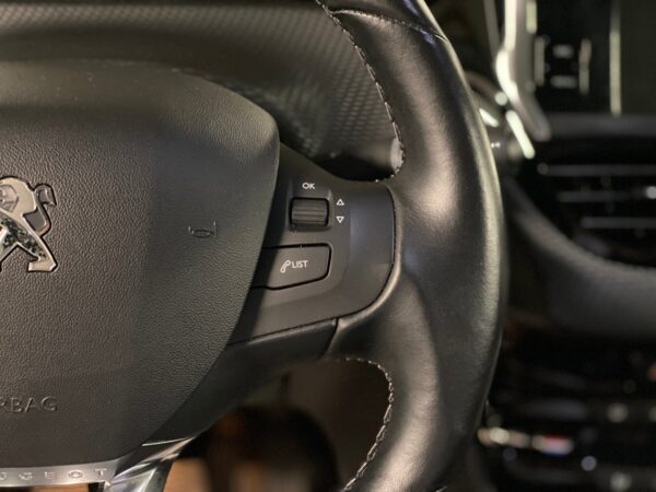 23 Peugeot 208