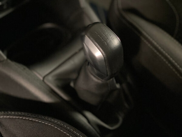 24 Peugeot 208