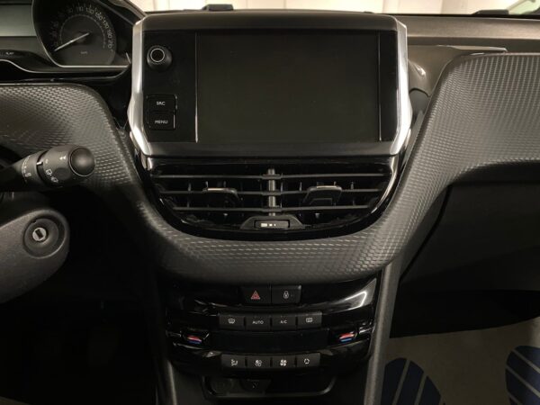 25 Peugeot 208