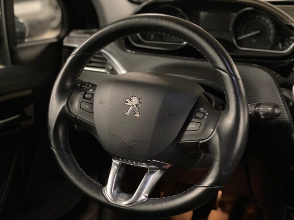 26 Peugeot 208