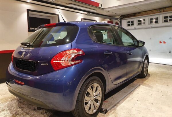 3 Peugeot 208