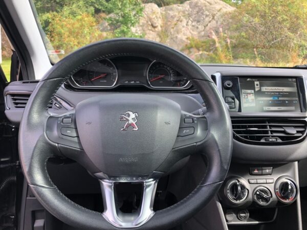 3 Peugeot 208