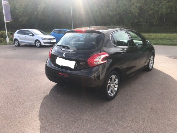 3 Peugeot 208