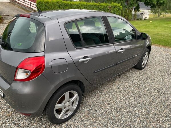 3 Renault Clio