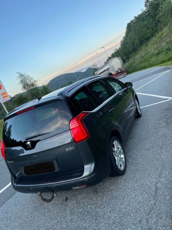 3 Peugeot 5008