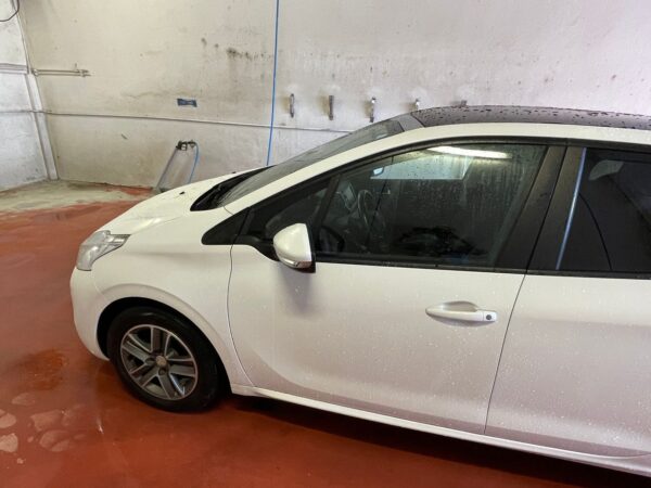 3 Peugeot 208