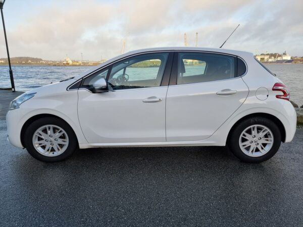 3 Peugeot 208