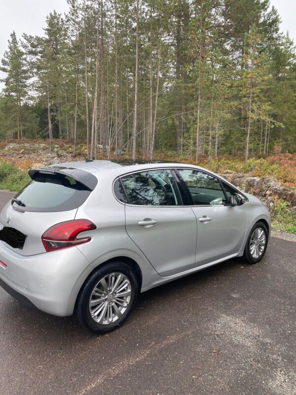 3 Peugeot 208