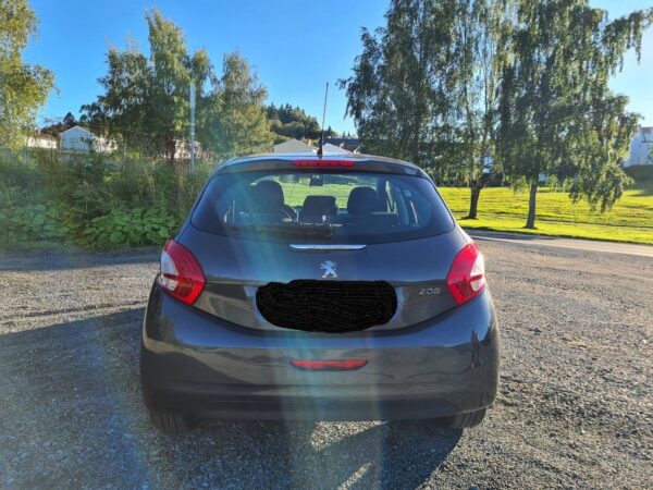 3 Peugeot 208
