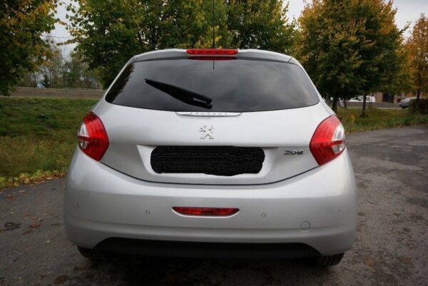 3 Peugeot 208