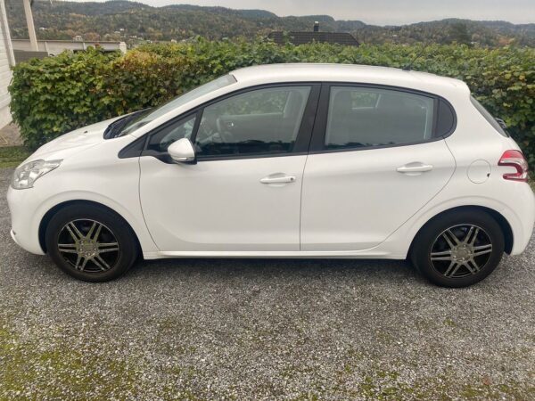 3 Peugeot 208