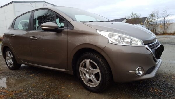 4 Peugeot 208