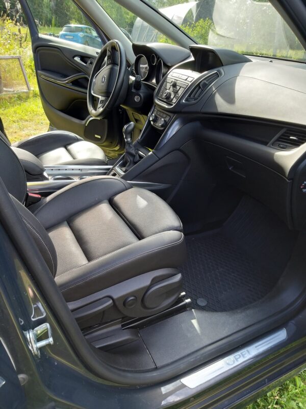 4 Opel Zafira Tourer 7 Place