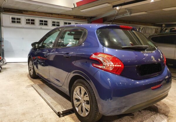 4 Peugeot 208