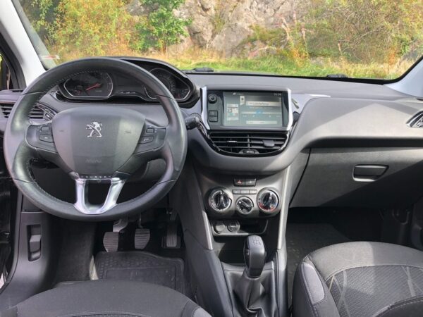 4 Peugeot 208