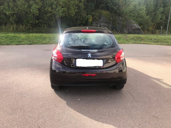 4 Peugeot 208