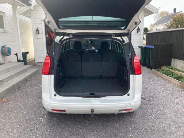 4 Peugeot 5008