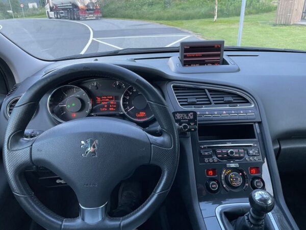4 Peugeot 5008