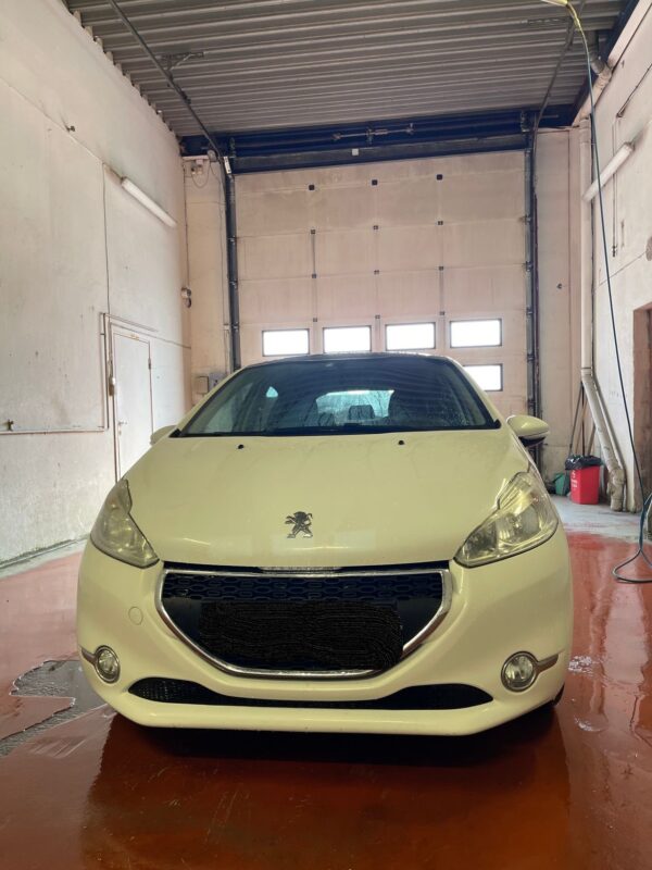 4 Peugeot 208