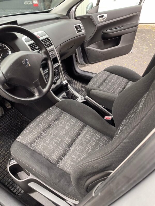 4 Peugeot 307