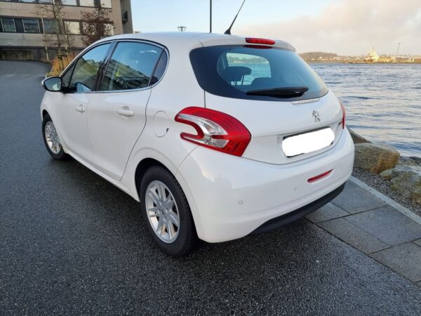 4 Peugeot 208