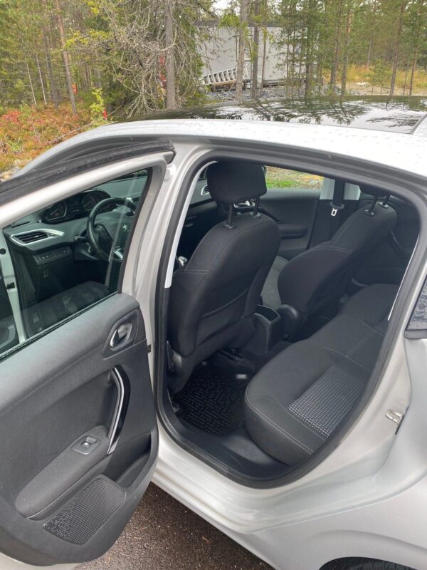 4 Peugeot 208