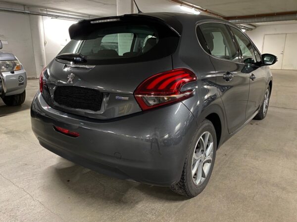4 Peugeot 208