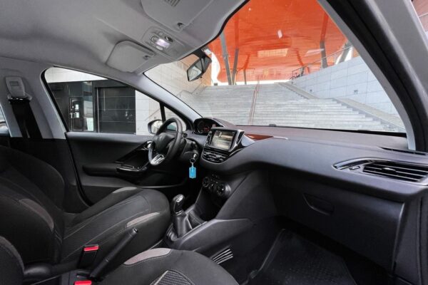 4 Peugeot 208