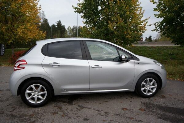 4 Peugeot 208