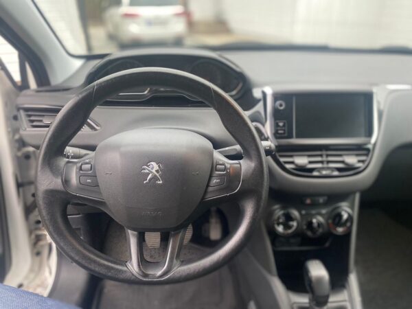 4 Peugeot 208