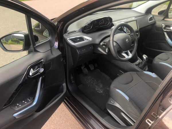 5 Peugeot 208