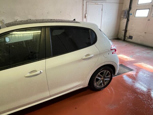 5 Peugeot 208