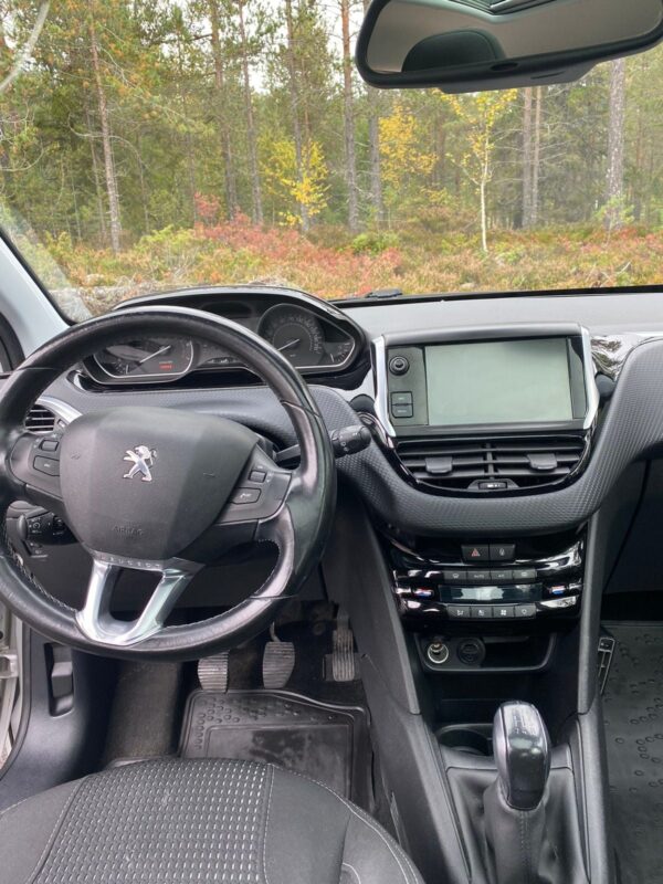 5 Peugeot 208