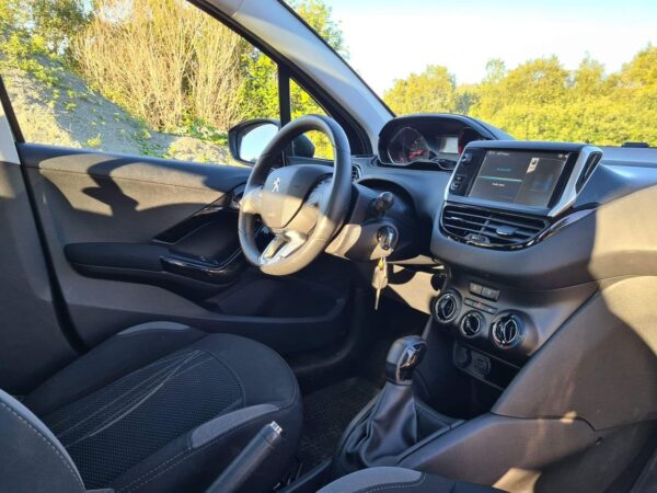 5 Peugeot 208