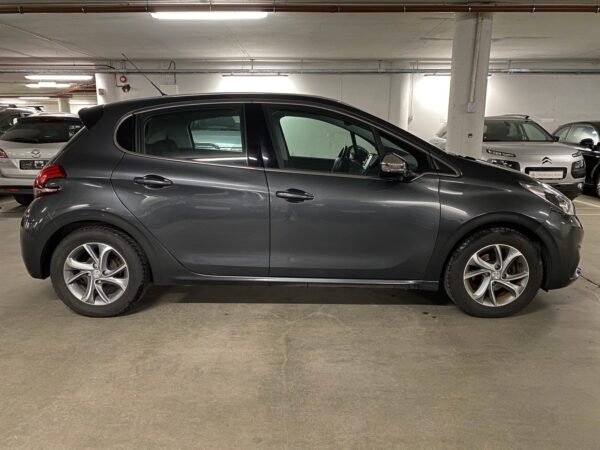 5 Peugeot 208