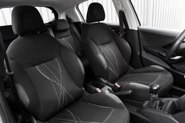 5 Peugeot 208
