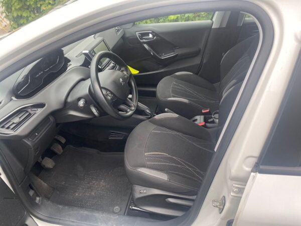 5 Peugeot 208
