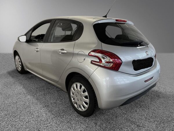 6 Peugeot 208