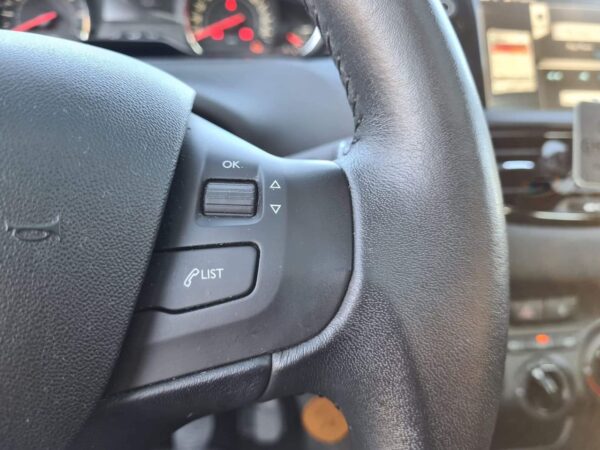 6 Peugeot 208