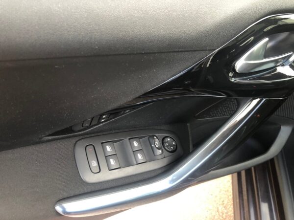 7 Peugeot 208