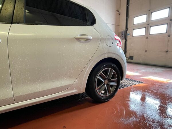 7 Peugeot 208