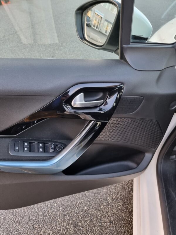 7 Peugeot 208