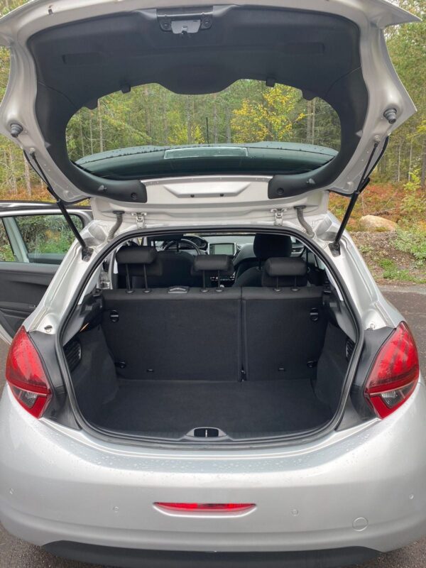 7 Peugeot 208