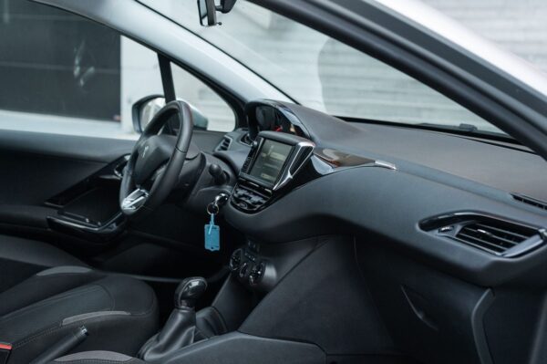 7 Peugeot 208
