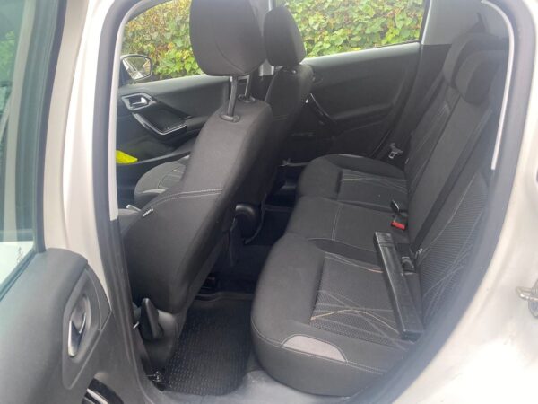 7 Peugeot 208