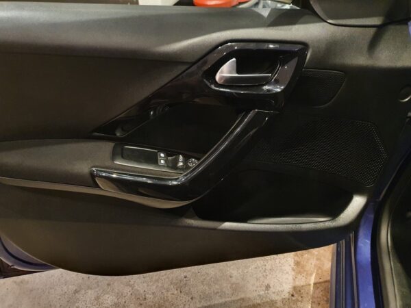 8 Peugeot 208