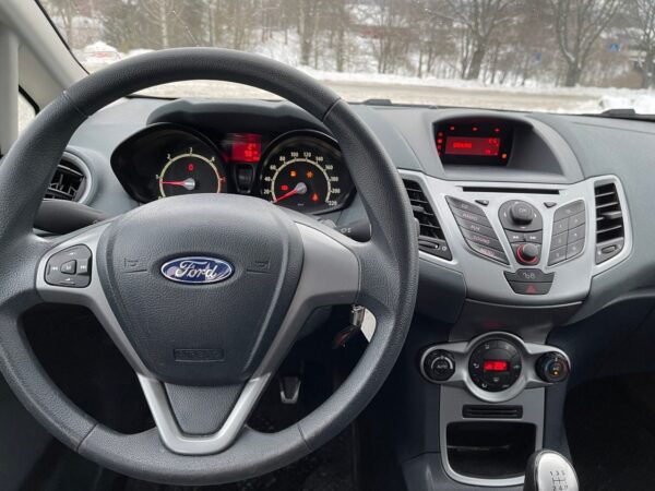 8 Ford Fiesta