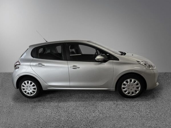 8 Peugeot 208
