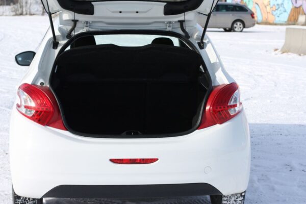 8 Peugeot 208