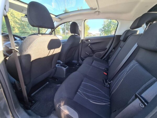 8 Peugeot 208